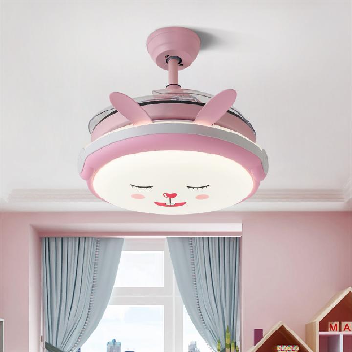 Lumière de ventilateur de plafond pour enfants dans une chambre domestique