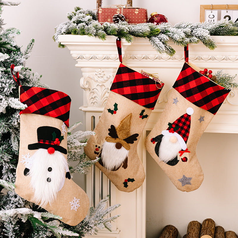 Adornos navideños Colgante de ventana bordado con tela a cuadros rojos y negros