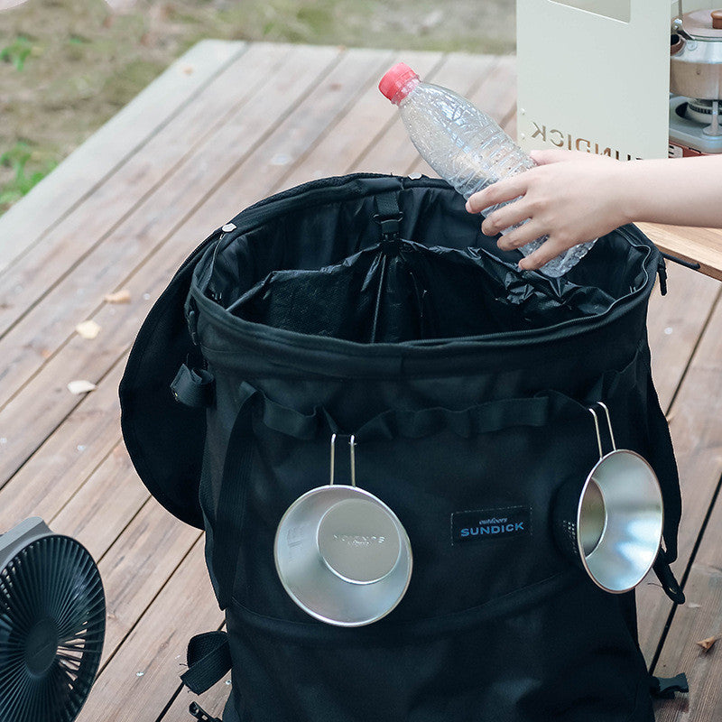 Clients de montagne à l'extérieur du camping, poubelle pliante, seau de rangement