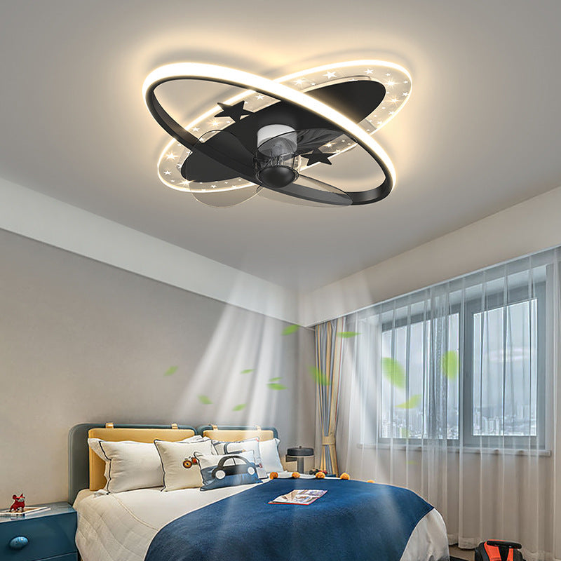 Lumière de ventilateur aérien dans la chambre des enfants