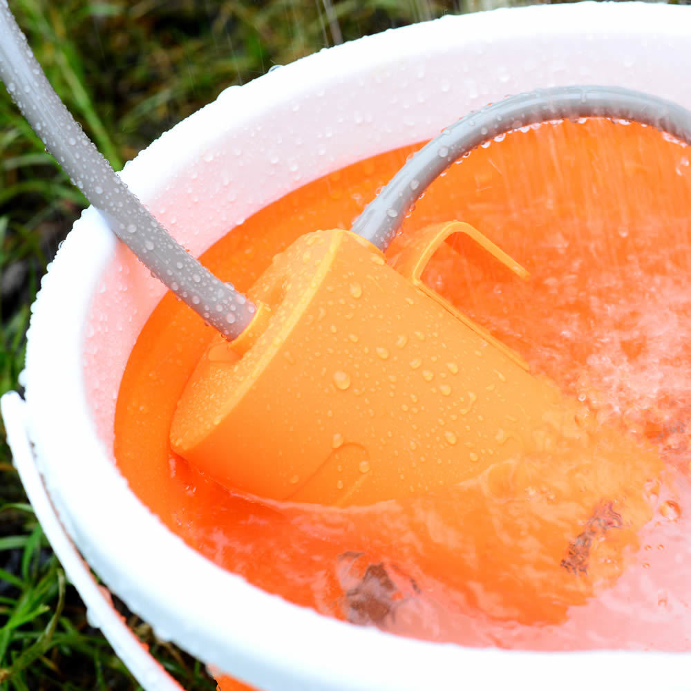 Ducha portátil con bombeo de agua al aire libre