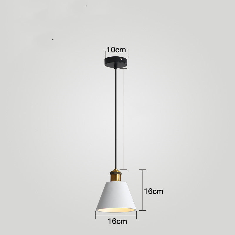 Petit lustre créatif pour table de salle à manger dans un restaurant nordique