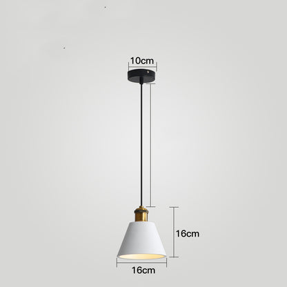 Petit lustre créatif pour table de salle à manger dans un restaurant nordique