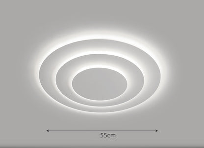 Le plafonnier LED dans le salon atmosphérique est simple