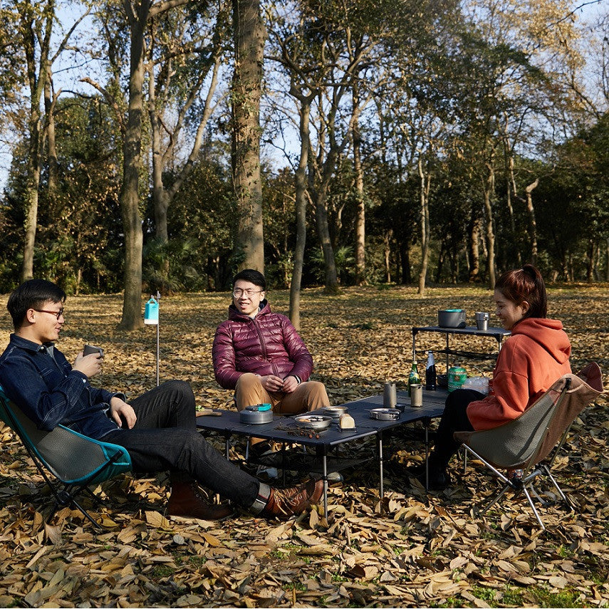 Mesa plegable geométrica para picnic al aire libre.