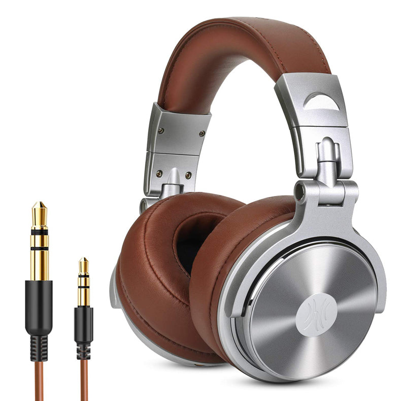 Auriculares con cable con orejeras grandes.