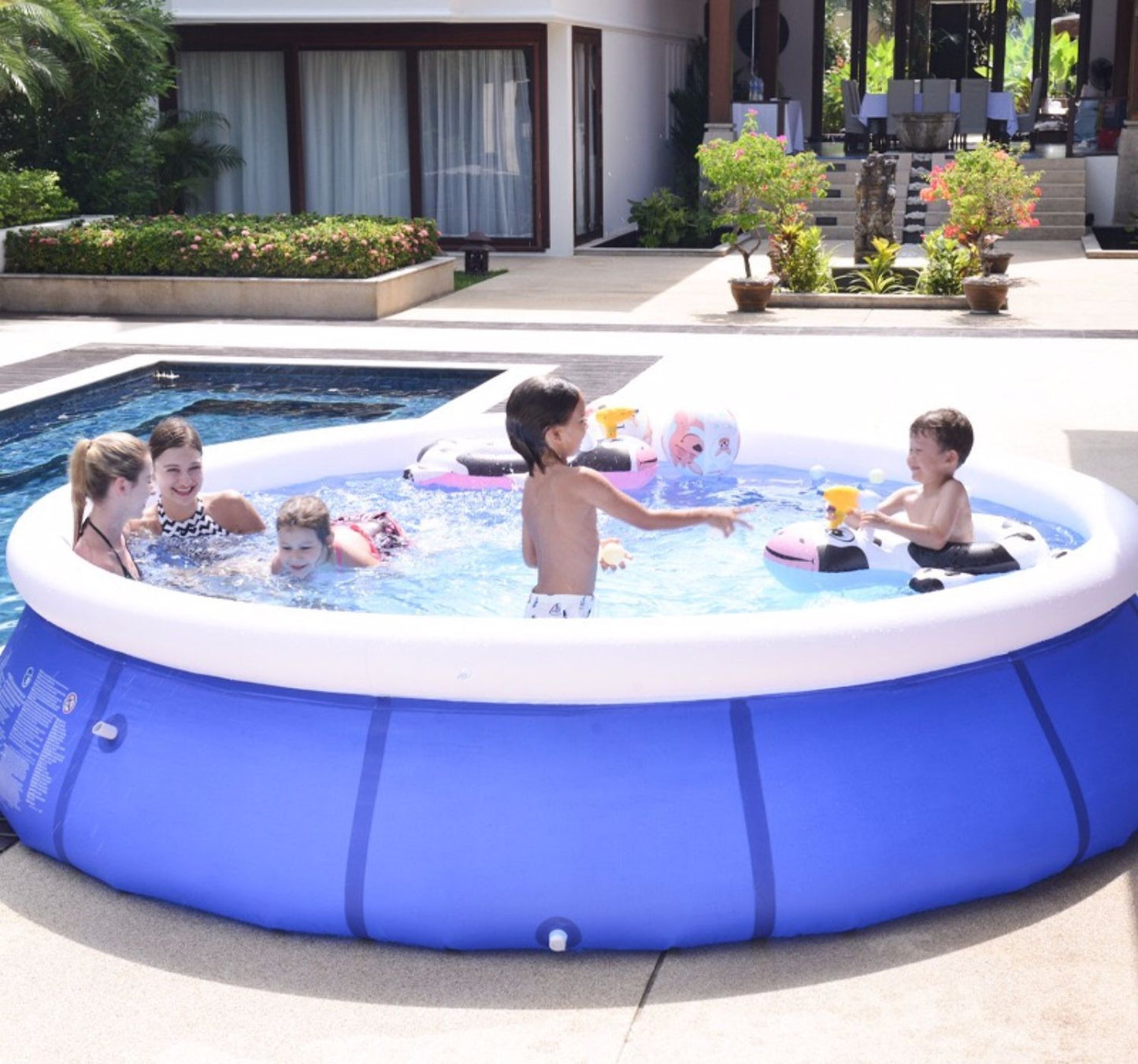 Piscine gonflable à la maison 