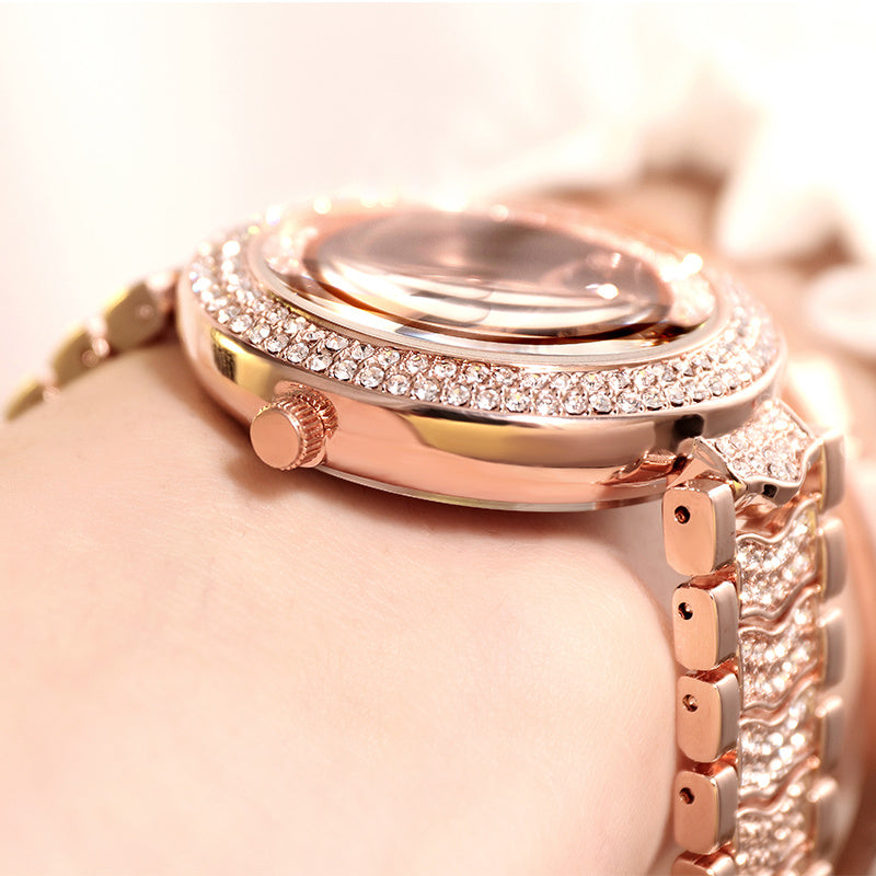 Reloj de mujer con correa de diamantes.