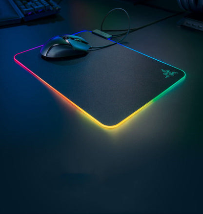 Le tapis de souris de jeu Razer Firefly Hard V2 RGB peut personnaliser le câble intégré et la base en caoutchouc antidérapante