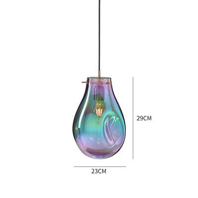 Lustre en verre coloré dans la salle modèle