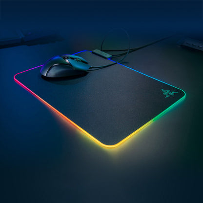 Le tapis de souris de jeu Razer Firefly Hard V2 RGB peut personnaliser le câble intégré et la base en caoutchouc antidérapante