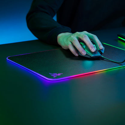 Le tapis de souris de jeu Razer Firefly Hard V2 RGB peut personnaliser le câble intégré et la base en caoutchouc antidérapante