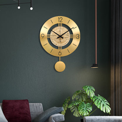 Reloj de pared de metal con péndulo elegante