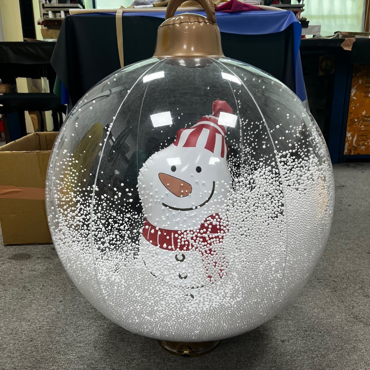 Manualidades colgantes con bolas navideñas inflables