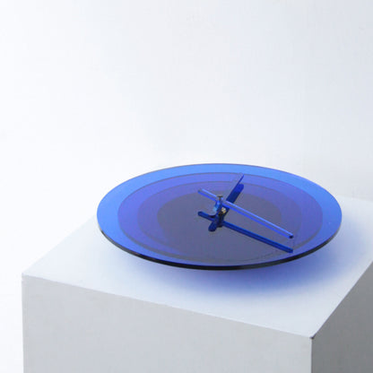 Horloge murale minimaliste en acrylique bleu Klein