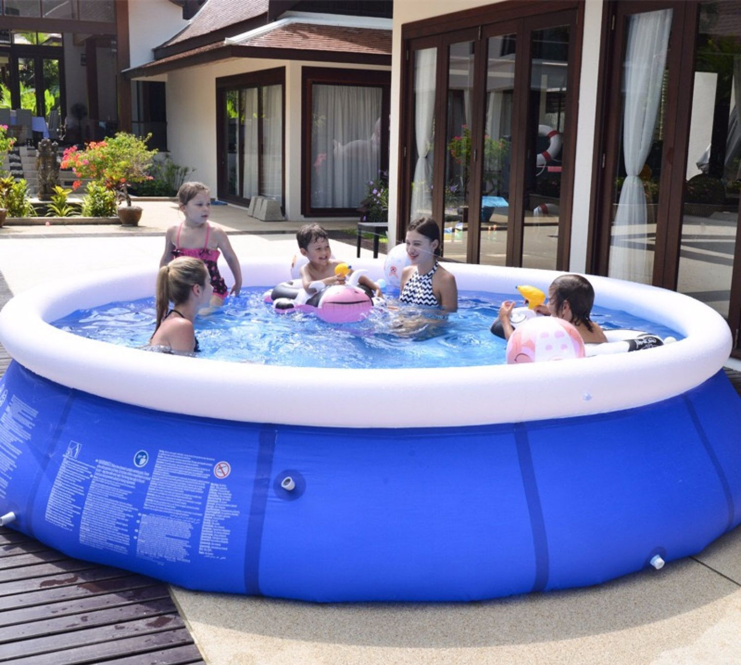 Piscine gonflable à la maison 