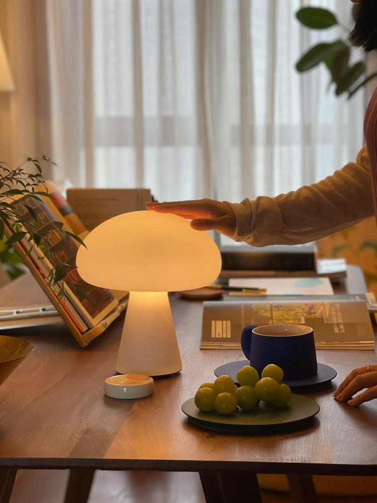 Lámpara de mesa tipo hongo estilo crema que carga la luz ambiental con atenuación