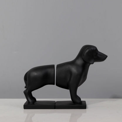 Le livre Black Puppy est affiché sur l'étagère du bureau