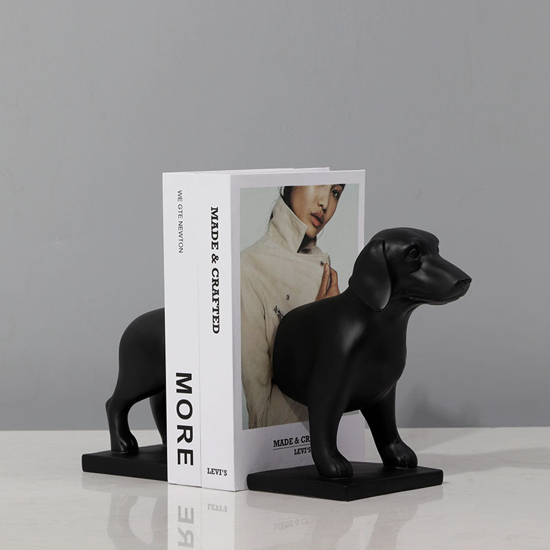 Le livre Black Puppy est affiché sur l'étagère du bureau