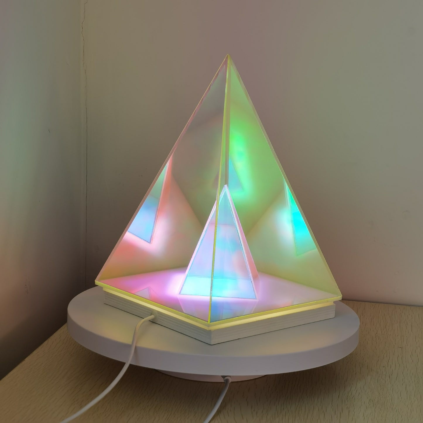 Lampe de table pyramidale, veilleuse créative pour l'ambiance du salon et de la chambre à coucher