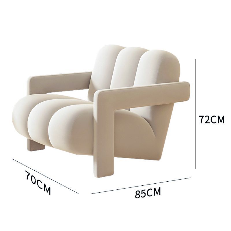 Chaise simple en tissu simple dans le salon