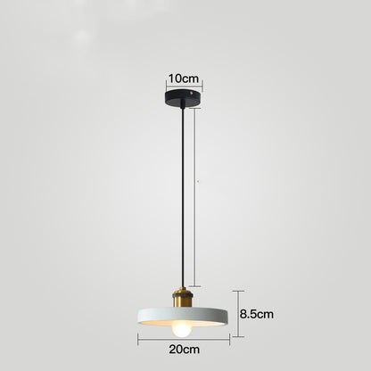 Petit lustre créatif pour table de salle à manger dans un restaurant nordique