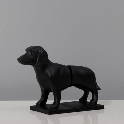 Le livre Black Puppy est affiché sur l'étagère du bureau