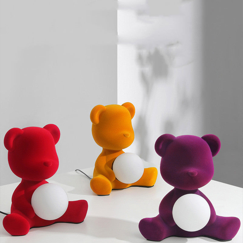 L'atmosphère d'anniversaire du petit ours est une belle lampe