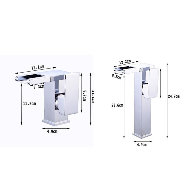 Robinet cascade lumineux dans le lavabo de la salle de bain