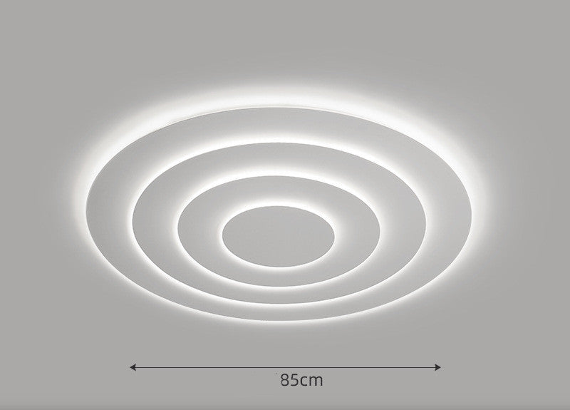 La lámpara de techo LED en una sala de estar atmosférica es simple