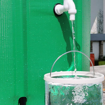 Tanque de almacenamiento y agua de lluvia al aire libre