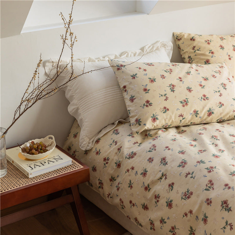 Juego de cama de cuatro piezas con funda de edredón y sábana estilo pastoral con pequeñas flores retro