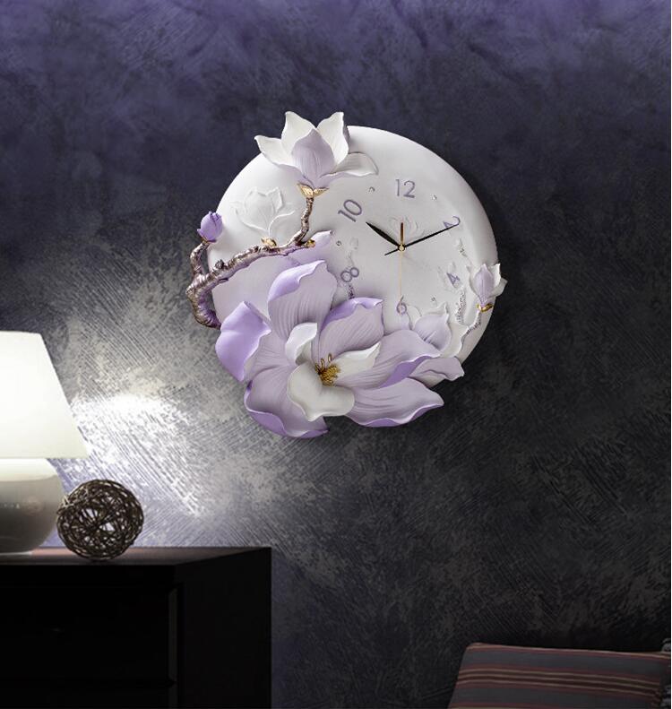 Reloj de pared decorativo floral pintado a mano con un estilo minimalista.