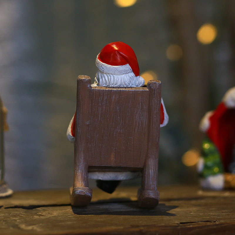 Le Père Noël sort des décorations de Noël pour le festival