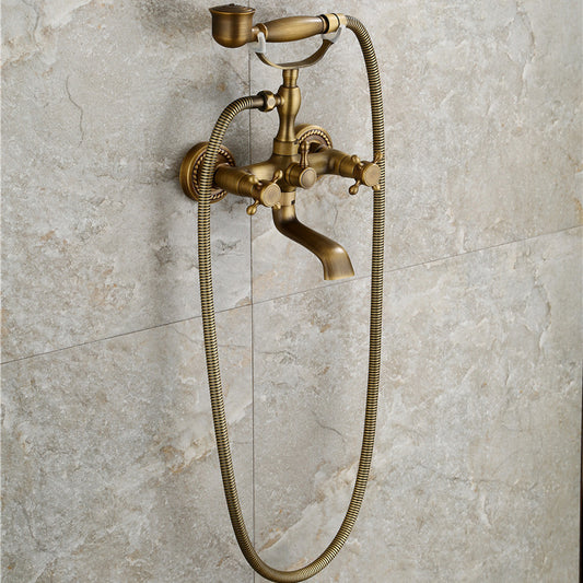 Grifo de bañera de cobre antiguo.