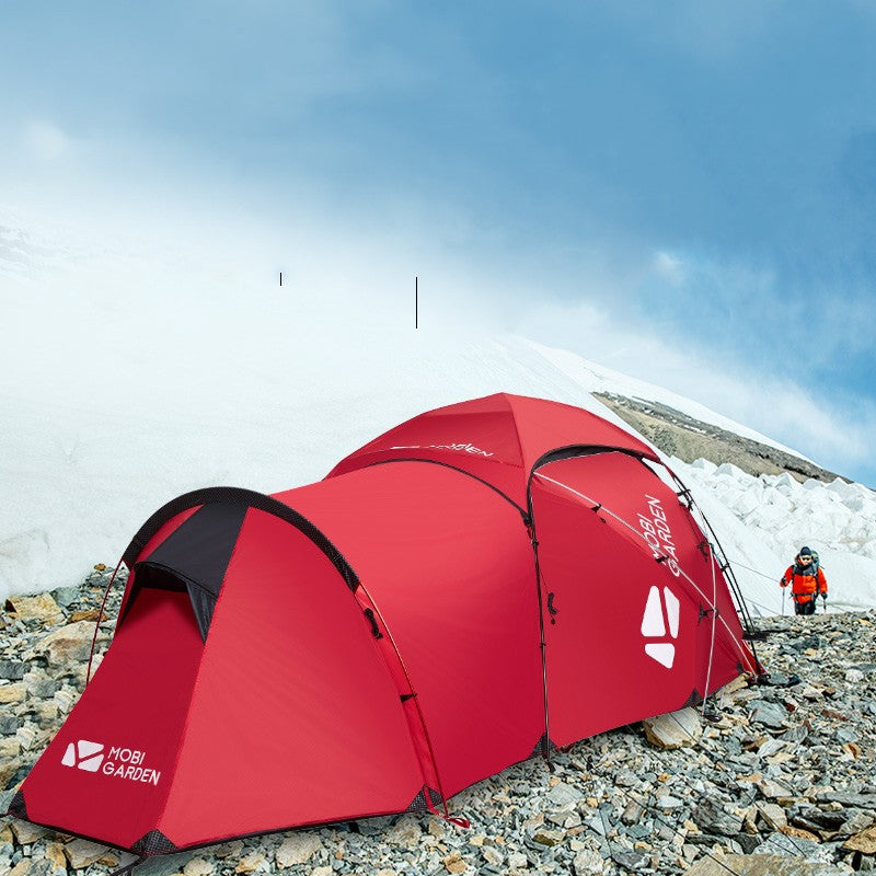 Camping en tente extérieure contre la tempête et le blizzard