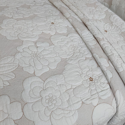 Juego de funda de cama de tres piezas con bordado de Camelia Beige, blanco puro y grueso de algodón