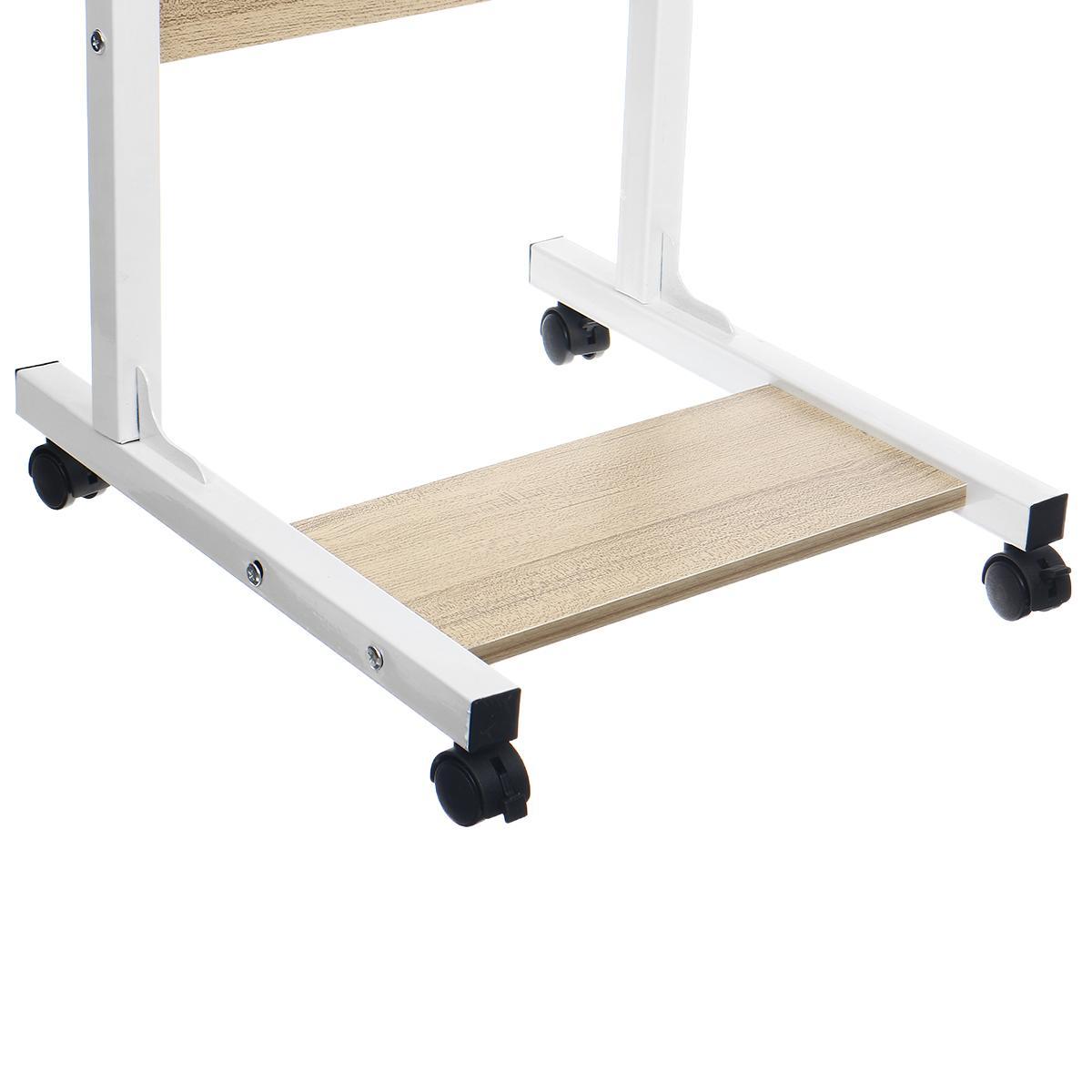 Petite table simple amovible avec étagère à côté du lit