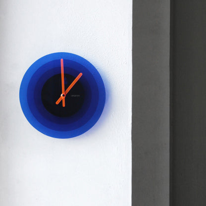 Reloj de pared minimalista acrílico azul Klein