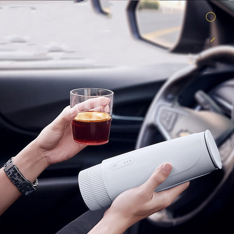 Chargement d'une mini cafetière électrique montée sur voiture