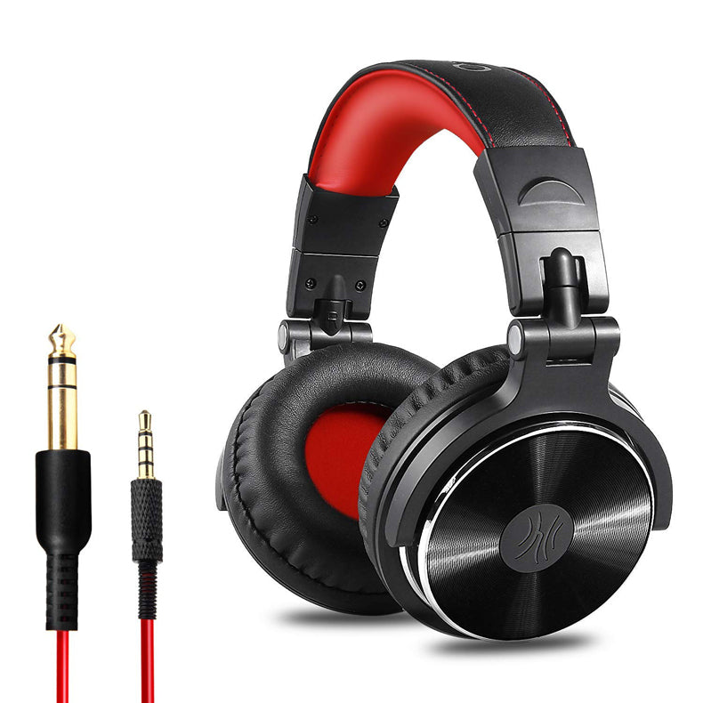 Auriculares con cable con orejeras grandes.