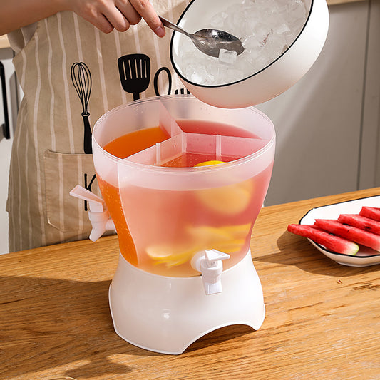 Hervidor de agua fría con grifo en el refrigerador