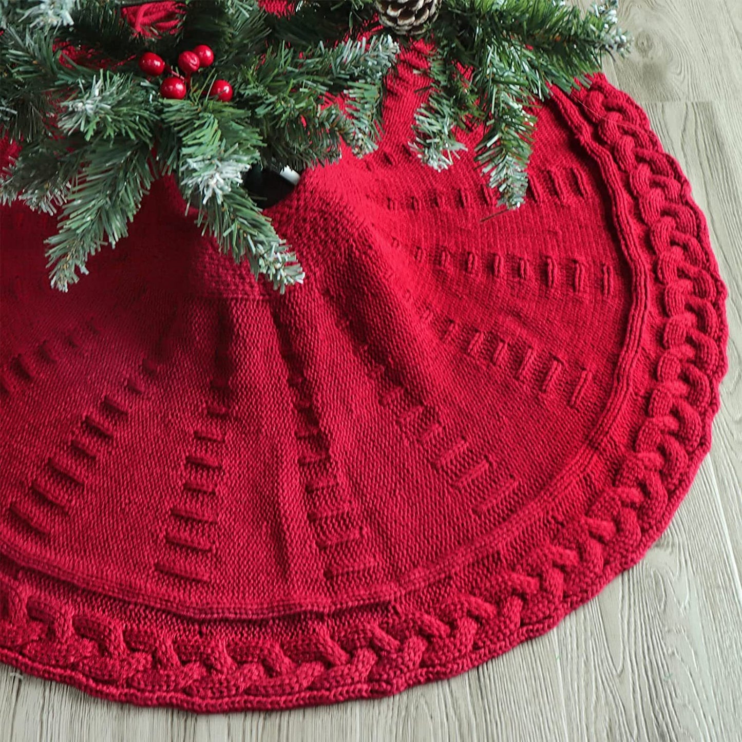 Falda de árbol de Navidad tejida con adornos rojos