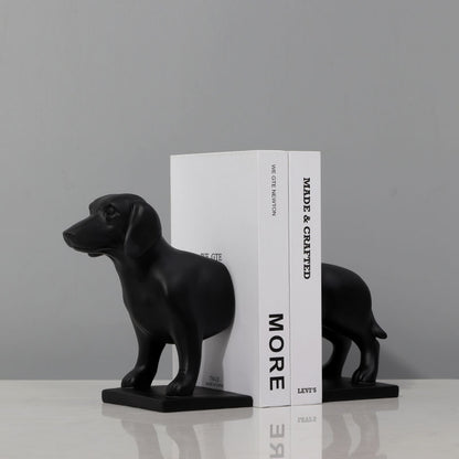 Le livre Black Puppy est affiché sur l'étagère du bureau