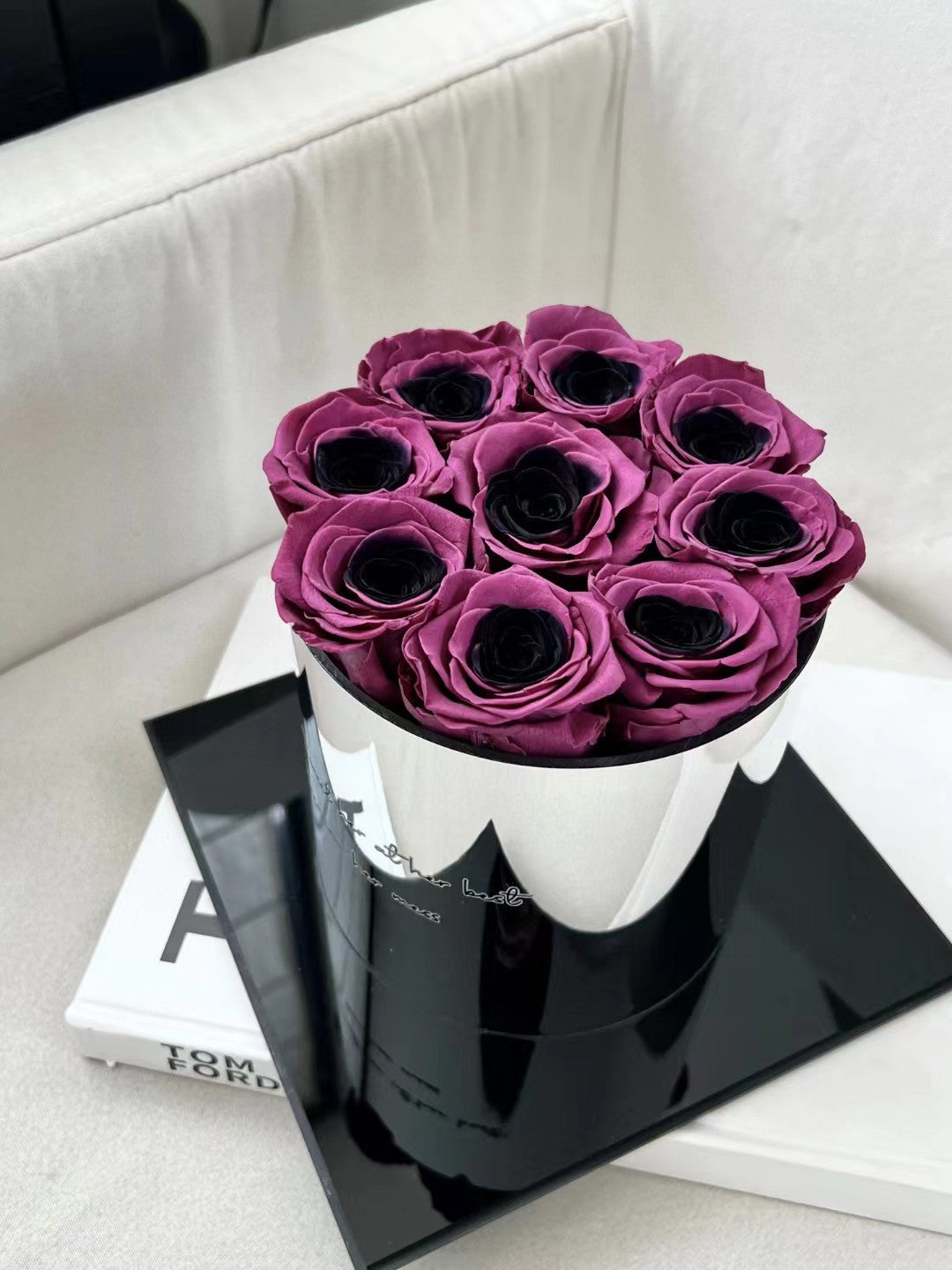 Pot de fleur sphérique avec nœud papillon, fleurs préservées de prune noire