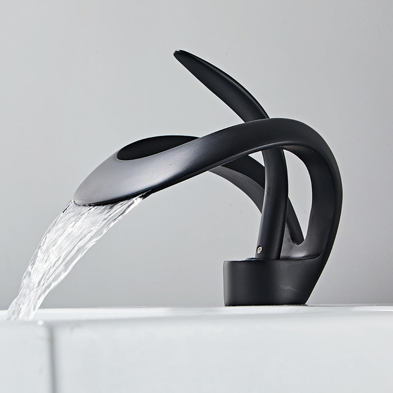 Grifo de lavabo de cascada con personalidad creativa, frío y caliente