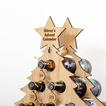 Botellero de madera con decoraciones populares para la cuenta regresiva de Navidad