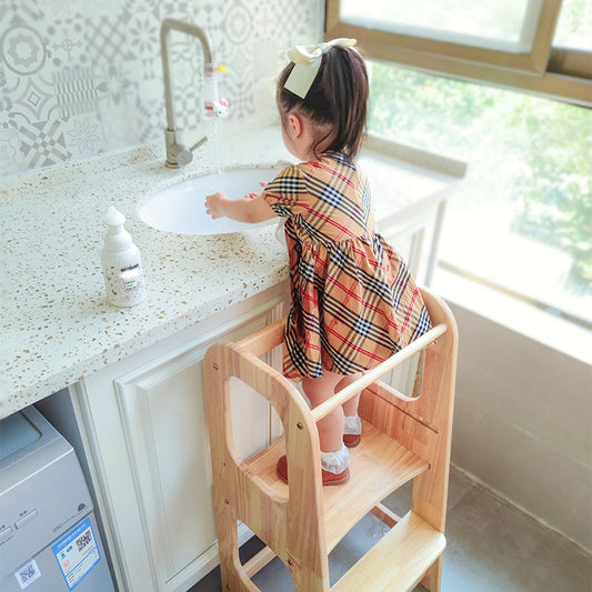 Taburete de lavado para niños en la torre de aprendizaje