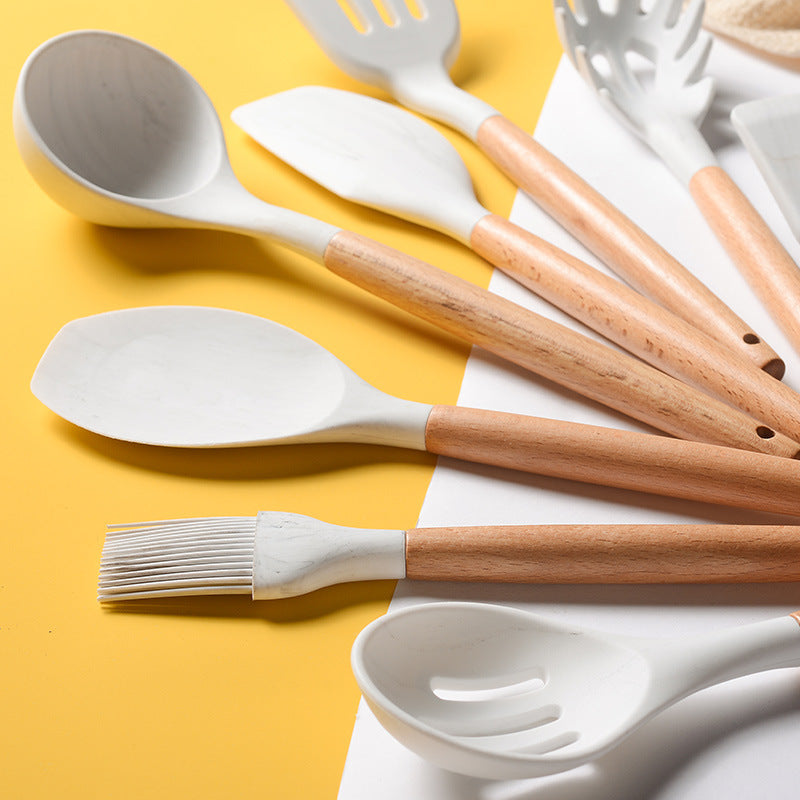 Juego de utensilios de cocina de silicona con mango de madera blanco veteado