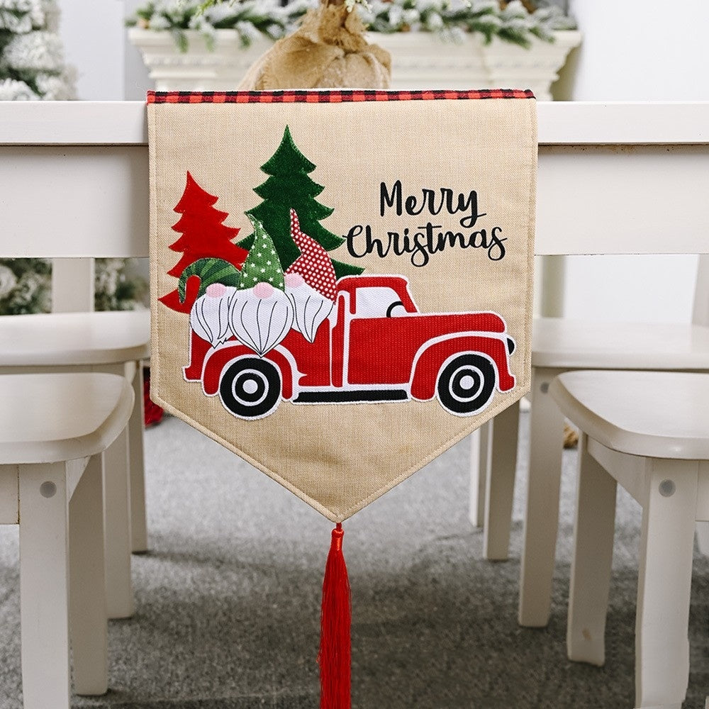 Camino de mesa con adornos navideños y diseño de coche de bosque para mesa de comedor